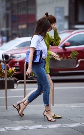 高跟紧身牛仔裤美女
