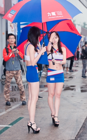 赛车道的长腿美女