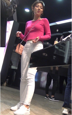 白色紧身裤美女