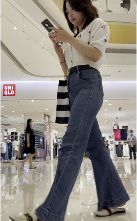 牛仔裤小美女