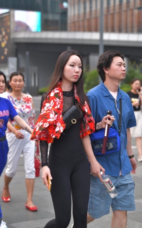 塑身连体服的小姐姐~比较罕见吧
