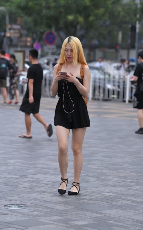 金发美腿小姐姐