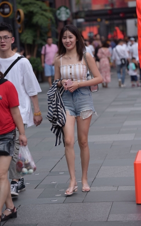 热裤美女