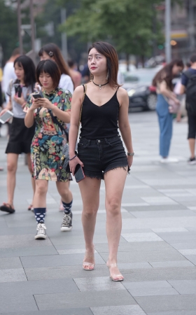 热裤美女
