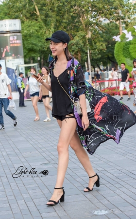 9.1 行走如风的时尚热裤披风女郎 [18P]