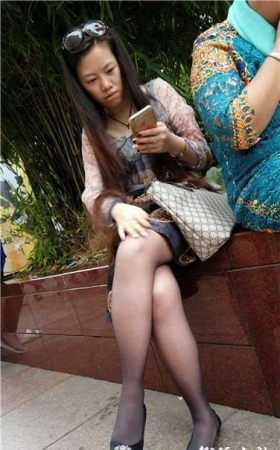 4k超清，街拍原味美腿丝足性感少妇，手机玩得真入迷