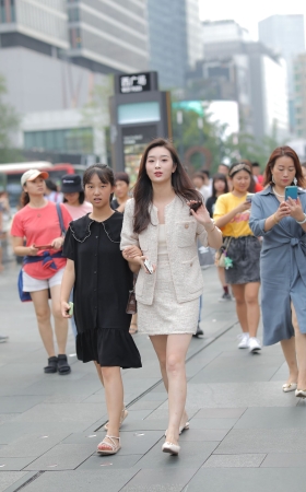 会捂嘴笑的女生都比较羞涩