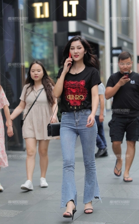 紧牛美眉 [24P]