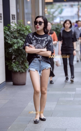 超短热裤妹子小露月牙 [18P]