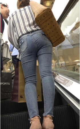 牛仔紧身裤小姐姐