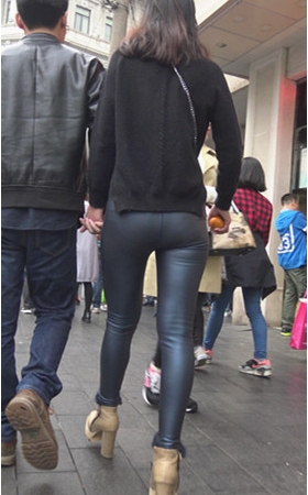 紧身皮裤妹子
