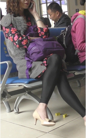 打电话的卷发妹子