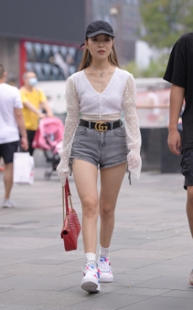 热裤美腿小姐姐