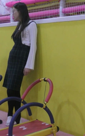 游乐场带孩子的年轻妈妈