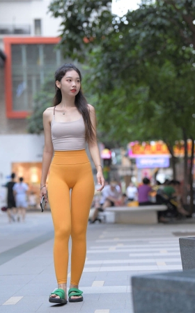 一始街拍作品 黄色瑜伽裤小妹