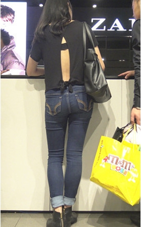 漂亮的牛仔裤长腿美女