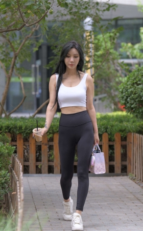 一始街拍作品 黑色瑜伽裤美女