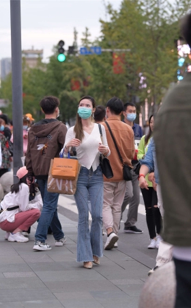 视觉冲击街拍作品 - 长腿紧牛小姐姐，身材真棒