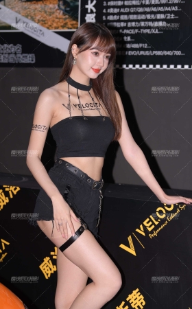 长腿热裤女模~ [17P]