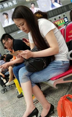 4k超清，高跟美腿七分紧身蓝牛美眉