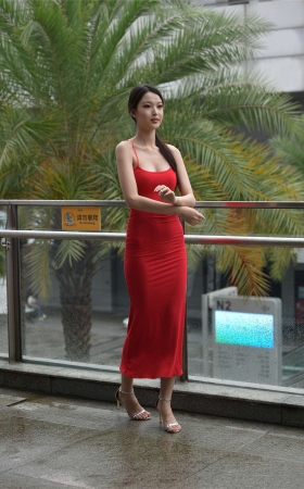 红色吊带修身长裙