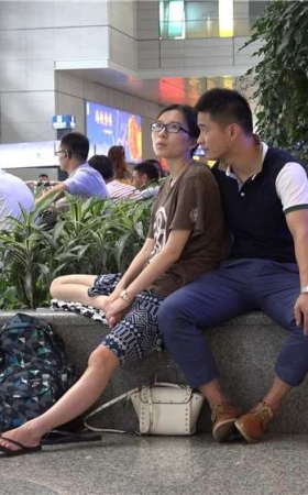 苗条的人字拖美眉 [1.22 GB/MP4]