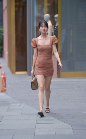 漂亮的连体裙美女
