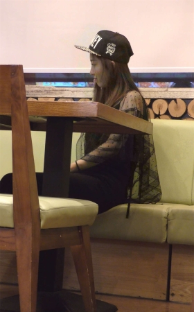 餐厅用餐的鸭舌帽小清纯美女