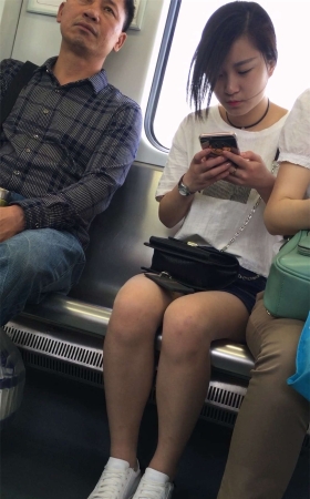 地铁上的漂亮美眉