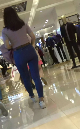 紧身蓝色牛仔裤美臀丰满气质美女小姐姐