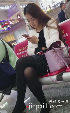 4K - 候车室拍摄优雅的长发少f