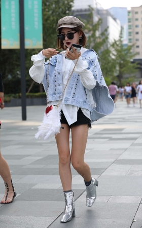 辉辉街拍作品 - 墨镜长腿短发美女小姐姐