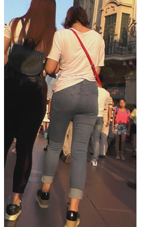 漂亮的紧身牛仔长裤美女