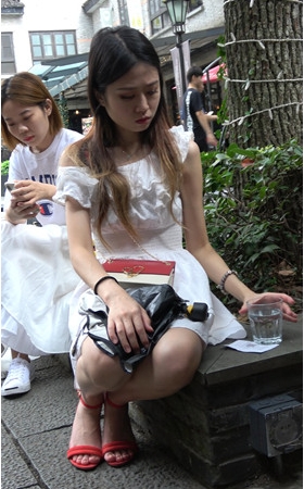 玩手机的小姐姐