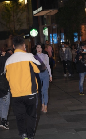 前凸后翘 紧牛美眉自信洒脱