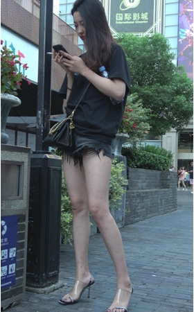 玩手机的长腿美女