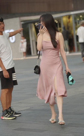 性感的吊带粉色长裙美女