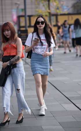 包屯裙美女