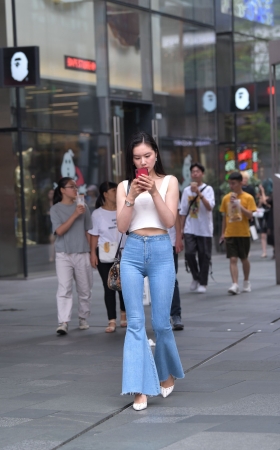 高挑好身材，紧牛小姐姐