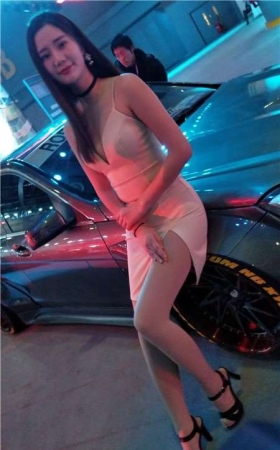 4k-甜美笑容的大长腿美女性感车模