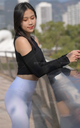 紧身白裤女孩