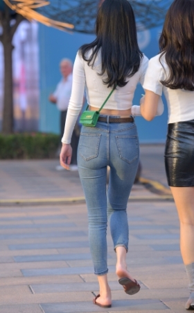 身材很好的紧牛美女