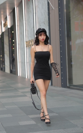 黑色吊带包臀裙小妹