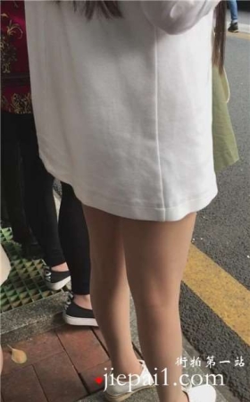 公交站偶遇等车的长发美腿妹子，美女已长发及腰。