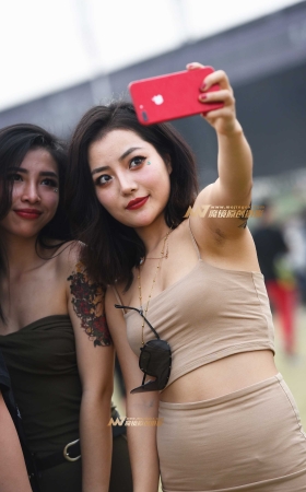 不断摇摆的紧身裙 [22P]