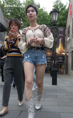 4K - 极品大长腿热裤短发美女 [1.44 GB/MP4]