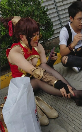 路边休息的coplay黑丝女孩
