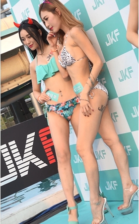 两个比基尼小姐姐