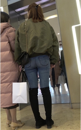 几组牛仔裤妹子