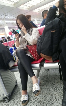 黑色紧身皮裤长发漂亮美女